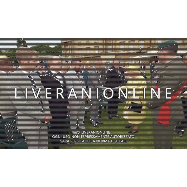 Queen Elizabeth II talks to a veteran while touring the \'Not Forgotten\' Association (NFA) Garden party, for the charity that helps ex service personnel. ©PHOTOSHOT/Agenzia Aldo Liverani sas - ITALY ONLY - EDITORIAL USE ONLY - La regina Elisabetta II d\'Inghilterra a Buckingham Palace, per partecipare all\'associazione per non dimenticare, a Londra.