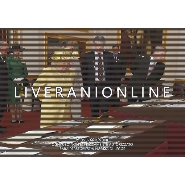 Queen Elizabeth II and the Duke of York looks at an Exhibition of First World War memorabilia inside Buckingham Palace, before attending \'Not Forgotten\' Association (NFA) at Buckingham Palace, London. ©PHOTOSHOT/Agenzia Aldo Liverani sas - ITALY ONLY - EDITORIAL USE ONLY - La regina Elisabetta II d\'Inghilterra a Buckingham Palace, per partecipare all\'associazione per non dimenticare, a Londra.
