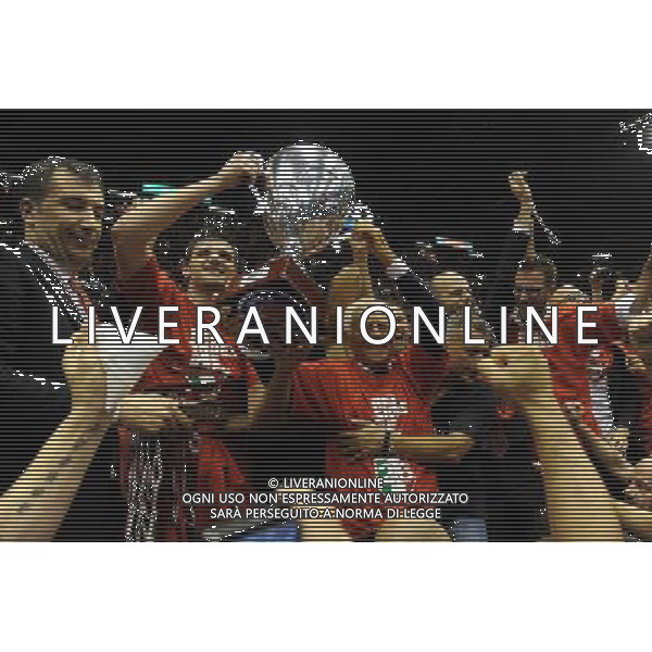 Campionato Serie A BEKO - Play Off Finale gara 7 Milano 27-06-2014 Mediolanum Forum EA7 Emporio Armani Milano - Montepaschi Siena nella foto premiazione Milano al centro Alessandro Gentile e Giorgio Armani sulla SX l\'allenatore Luca Banchi foto Roberto Garavaglia - ag. Aldo Liverani