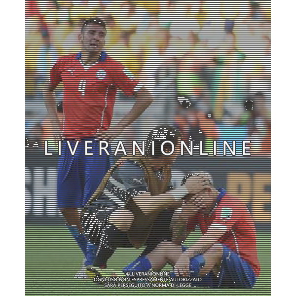 (140628) -- BELO HORIZONTE, June 28, 2014 () -- Chile\'s players react after the penalty shoot-out of a Round of 16 match between Brazil and Chile of 2014 FIFA World Cup at the Estadio Mineirao Stadium in Belo Horizonte, Brazil, on June 28, 2014. Brazil won 4-3 (3-2 in penalties) over Chile and qualified for Quarter-finals on Saturday.(/Liu Dawei)(rh) AG ALDO LIVERANI SAS ONLY ITALY