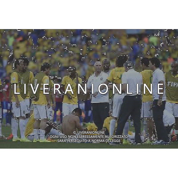 (140628) -- BELO HORIZONTE, June 28, 2014 () -- Brazil\'s coach Luiz Felipe Scolari (C) speaks with players before the regular time of a Round of 16 match between Brazil and Chile of 2014 FIFA World Cup at the Estadio Mineirao Stadium in Belo Horizonte, Brazil, on June 28, 2014.(/Liu Dawei)(rh) AG ALDO LIVERANI SAS ONLY ITALY
