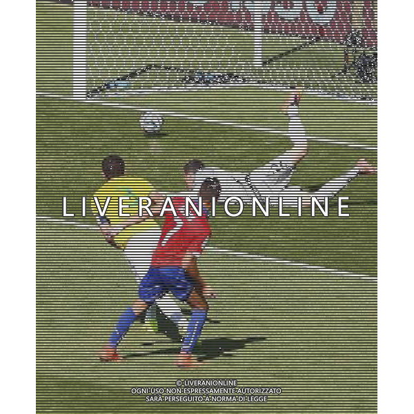 (140628) -- BELO HORIZONTE, June 28, 2014 () -- Brazil\'s goalkeeper Julio Cesar (back) fails to block a shot by Chile\'s Alexis Sanchez (front) during a Round of 16 match between Brazil and Chile of 2014 FIFA World Cup at the Estadio Mineirao Stadium in Belo Horizonte, Brazil, on June 28, 2014.(/Liu Bin)(pcy) AG ALDO LIVERANI SAS ONLY ITALY