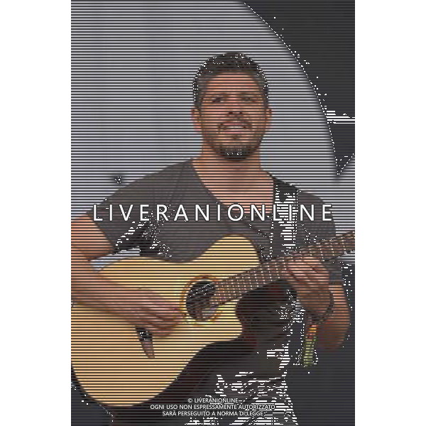 Pilton, UK, 27/06/2014 : Performances at Glastonbury Festival . Rodrigo y Gabriela plays. Person Pictured: Rodrigo Sanchez, Gabriela Quintero. Picture by Julie Edwards ©PHOTOSHOT/Agenzia Aldo Liverani sas - ITALY ONLY - EDITORIAL USE ONLY