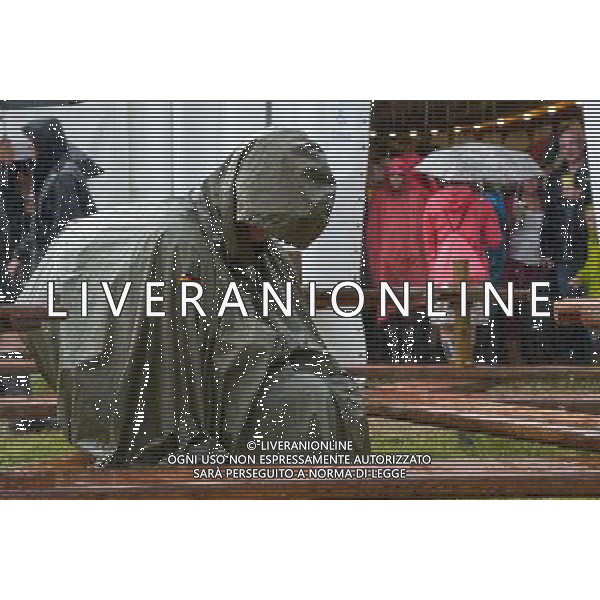 Pilton, UK, 27/06/2014 : Atmosphere at Glastonbury Festival. People shelter from a sudden torrential shower in the late afternoon. ©PHOTOSHOT/Agenzia Aldo Liverani sas - ITALY ONLY - EDITORIAL USE ONLY