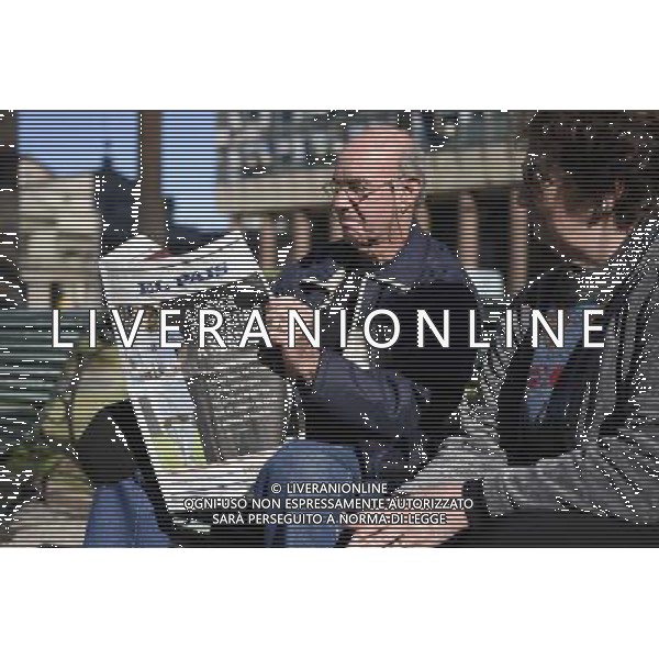 (140627) -- MONTEVIDEO, June 27, 2014 () -- A woman £®R£©looks at a newspaper with the image of Uruguayan football player Luis Suarez, in Montevideo, capital of Uruguay, on June 27, 2014. Luis Suarez was banned by FIFA for four months from any football-related activity on June 26 for biting Italy\'s player Giorgio Chellini in a Group D match between Italy and Uruguay on June 24. (/Nicolas Celaya) ©PHOTOSHOT/Agenzia Aldo Liverani sas - ITALY ONLY - EDITORIAL USE ONLY - LUIS SUAREZ attaccante dell\'Uruguay e\' stato squalificato dalla Fifa da tutto il calcio per quattro mesi dopo aver morso chiellini alla Coppa del Mondo FIFA 2014