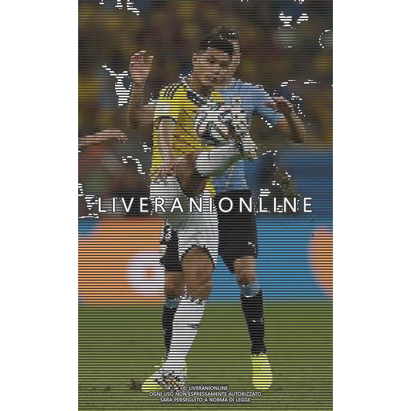 (140628) -- RIO DE JANEIRO, June 28, 2014 () -- Colombia\'s Teofilo Gutierrez (front) stops the ball during a Round of 16 match between Colombia and Uruguay of 2014 FIFA World Cup at the Estadio do Maracana Stadium in Rio de Janeiro, Brazil, on June 28, 2014. Colombia won 2-0 over Uruguay and qualified for Quarter-finals on Saturday.(/Wang Lili)(pcy) ©PHOTOSHOT/Agenzia Aldo Liverani sas - ITALY ONLY - EDITORIAL USE ONLY - Uruguay vs Colombia Coppa del Mondo FIFA 2014 Estadio do Stadio Maracana\' di Rio de Janeiro, in Brasile, il 28 giugno 2014. La Colombia ha vinto per 2-0 contro l\'Uruguay e si qualifica per Quarti di finale