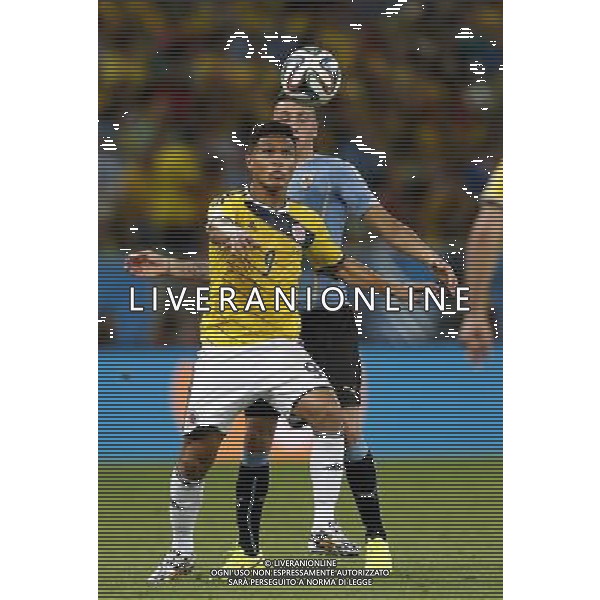 (140628) -- RIO DE JANEIRO, June 28, 2014 () -- Colombia\'s Teofilo Gutierrez (front) competes during a Round of 16 match between Colombia and Uruguay of 2014 FIFA World Cup at the Estadio do Maracana Stadium in Rio de Janeiro, Brazil, on June 28, 2014. Colombia won 2-0 over Uruguay and qualified for Quarter-finals on Saturday.(/Wang Lili)(pcy) ©PHOTOSHOT/Agenzia Aldo Liverani sas - ITALY ONLY - EDITORIAL USE ONLY - Uruguay vs Colombia Coppa del Mondo FIFA 2014 Estadio do Stadio Maracana\' di Rio de Janeiro, in Brasile, il 28 giugno 2014. La Colombia ha vinto per 2-0 contro l\'Uruguay e si qualifica per Quarti di finale