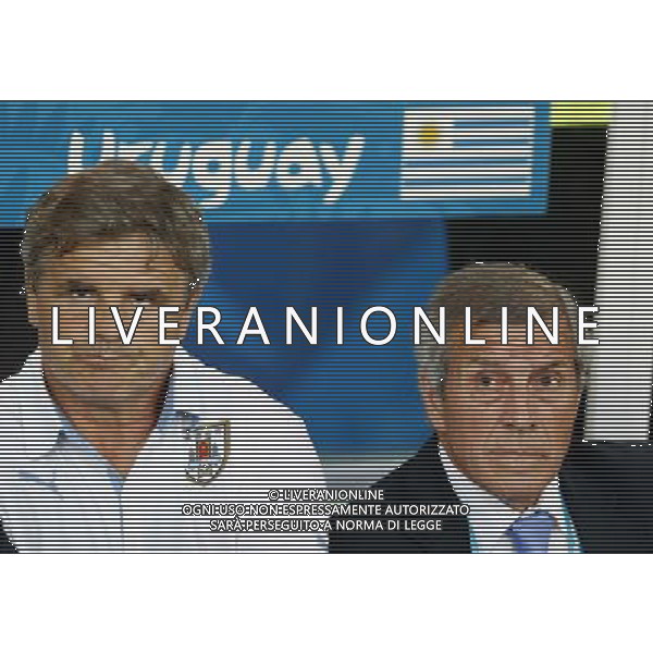 (140628) -- RIO DE JANEIRO, June 28, 2014 () -- Uruguay\'s coach Oscar Washington Tabarez (R) looks on during a Round of 16 match between Colombia and Uruguay of 2014 FIFA World Cup at the Estadio do Maracana Stadium in Rio de Janeiro, Brazil, on June 28, 2014. Colombia won 2-0 over Uruguay and qualified for Quarter-finals on Saturday.(/Wang Lili)(pcy) ©PHOTOSHOT/Agenzia Aldo Liverani sas - ITALY ONLY - EDITORIAL USE ONLY - Uruguay vs Colombia Coppa del Mondo FIFA 2014 Estadio do Stadio Maracana\' di Rio de Janeiro, in Brasile, il 28 giugno 2014. La Colombia ha vinto per 2-0 contro l\'Uruguay e si qualifica per Quarti di finale