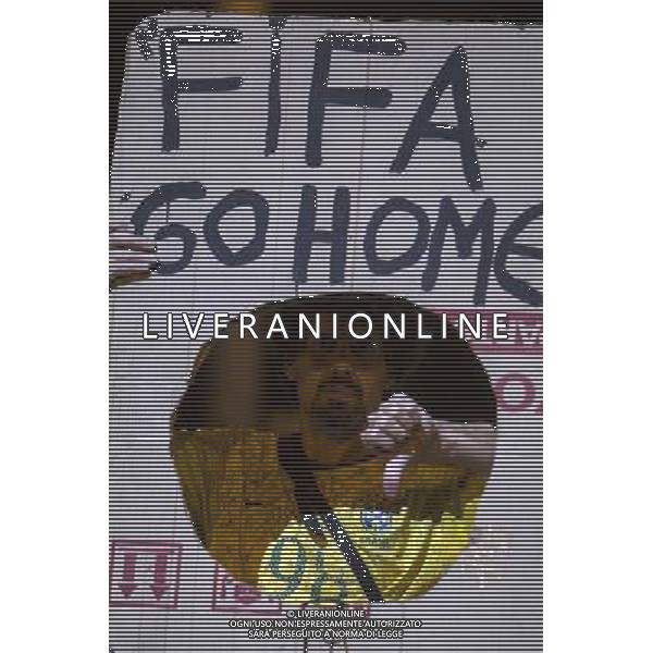 (140628) -- RIO DE JANEIRO June 28, 2014 () -- A demonstrator holds a cardboard with a slogan reading \'FIFA GO HOME\' during a protest against FIFA World Cup outside the Estadio Maracana Stadium during a Round of 16 match between Colombia and Uruguay of 2014 FIFA World Cup, in Rio de Janeiro, Brazil, on June 28, 2014. (/Guillermo Arias)(xzj) ©PHOTOSHOT/Agenzia Aldo Liverani sas - ITALY ONLY - EDITORIAL USE ONLY - Uruguay vs Colombia Coppa del Mondo FIFA 2014 Estadio do Stadio Maracana\' di Rio de Janeiro, in Brasile, il 28 giugno 2014. La Colombia ha vinto per 2-0 contro l\'Uruguay e si qualifica per Quarti di finale