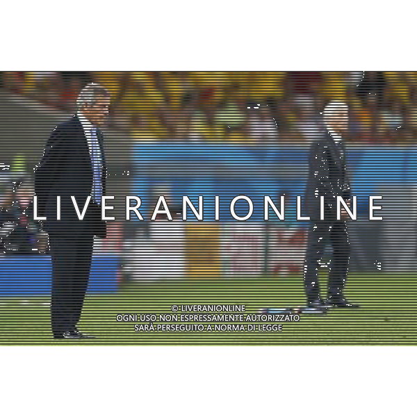 (140628) -- RIO DE JANEIRO, June 28, 2014 () -- Uruguay\'s coach Oscar Washington Tabarez (L) looks on during a Round of 16 match between Colombia and Uruguay of 2014 FIFA World Cup at the Estadio do Maracana Stadium in Rio de Janeiro, Brazil, on June 28, 2014. Colombia won 2-0 over Uruguay and qualified for Quarter-finals on Saturday.(/Wang Lili)(pcy) ©PHOTOSHOT/Agenzia Aldo Liverani sas - ITALY ONLY - EDITORIAL USE ONLY - Uruguay vs Colombia Coppa del Mondo FIFA 2014 Estadio do Stadio Maracana\' di Rio de Janeiro, in Brasile, il 28 giugno 2014. La Colombia ha vinto per 2-0 contro l\'Uruguay e si qualifica per Quarti di finale