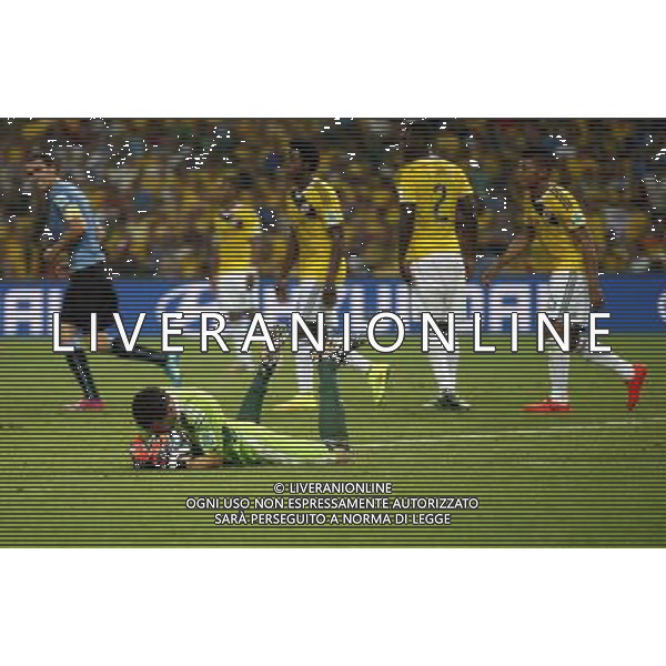 (140628) -- RIO DE JANEIRO, June 28, 2014 () -- Colombia\'s goalkeeper David Ospina (front) holds the ball during a Round of 16 match between Colombia and Uruguay of 2014 FIFA World Cup at the Estadio do Maracana Stadium in Rio de Janeiro, Brazil, on June 28, 2014. Colombia won 2-0 over Uruguay and qualified for Quarter-finals on Saturday.(/Wang Lili)(pcy) ©PHOTOSHOT/Agenzia Aldo Liverani sas - ITALY ONLY - EDITORIAL USE ONLY - Uruguay vs Colombia Coppa del Mondo FIFA 2014 Estadio do Stadio Maracana\' di Rio de Janeiro, in Brasile, il 28 giugno 2014. La Colombia ha vinto per 2-0 contro l\'Uruguay e si qualifica per Quarti di finale