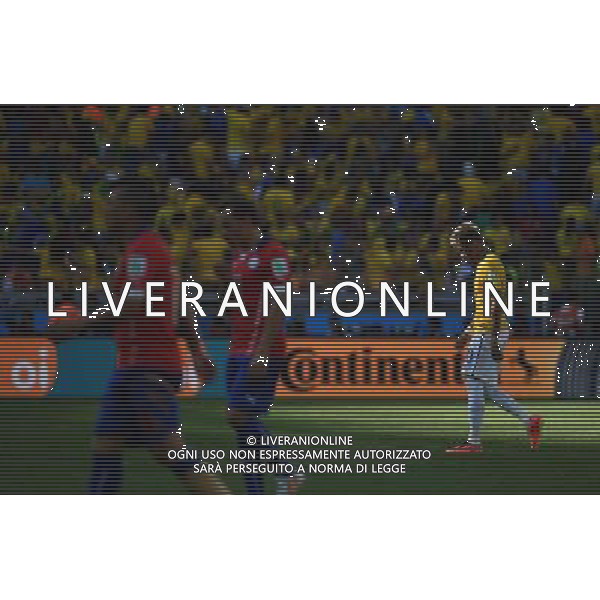 (140628) -- BELO HORIZONTE, June 28, 2014 () -- Brazil\'s Neymar leaves the field after the regular time of a Round of 16 match between Brazil and Chile of 2014 FIFA World Cup at the Estadio Mineirao Stadium in Belo Horizonte, Brazil, on June 28, 2014.(/Liu Dawei)(rh) ©PHOTOSHOT/Agenzia Aldo Liverani sas - ITALY ONLY - EDITORIAL USE ONLY - Brasile Vs Cile Coppa del Mondo di calcio Fifa 2014 28 giugno 2014. Brasile ha vinto 4-3 (3-2 ai calci di rigore) e si qualifica per Quarti di finale