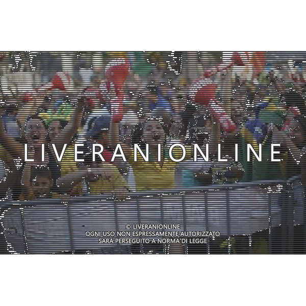 (140628) -- BELO HORIZONTE, June 28, 2014 () -- Supporters of Brazil react while watching a Round of 16 match between Brazil and Chile of 2014 FIFA World Cup at the Savassi Plaza in Belo Horizonte, Brazil, on June 28, 2014. Brazil won 4-3 (3-2 in penalties) over Chile and qualified for Quarter-finals on Saturday. (/Mauricio Valenzuela)(pcy) ©PHOTOSHOT/Agenzia Aldo Liverani sas - ITALY ONLY - EDITORIAL USE ONLY - Brasile Vs Cile Coppa del Mondo di calcio Fifa 2014 28 giugno 2014. Brasile ha vinto 4-3 (3-2 ai calci di rigore) e si qualifica per Quarti di finale