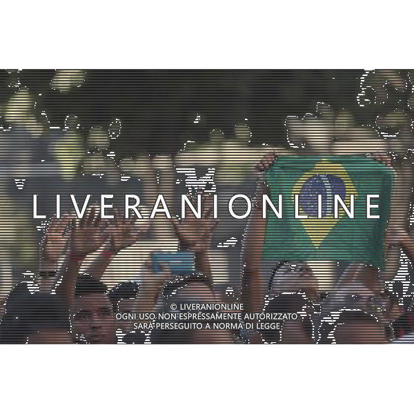 (140628) -- BELO HORIZONTE, June 28, 2014 () -- A supporter of Brazil holds a Brazil\'s national flag while watching a Round of 16 match between Brazil and Chile of 2014 FIFA World Cup at the Savassi Plaza in Belo Horizonte, Brazil, on June 28, 2014. Brazil won 4-3 (3-2 in penalties) over Chile and qualified for Quarter-finals on Saturday. (/Mauricio Valenzuela)(pcy) ©PHOTOSHOT/Agenzia Aldo Liverani sas - ITALY ONLY - EDITORIAL USE ONLY - Brasile Vs Cile Coppa del Mondo di calcio Fifa 2014 28 giugno 2014. Brasile ha vinto 4-3 (3-2 ai calci di rigore) e si qualifica per Quarti di finale