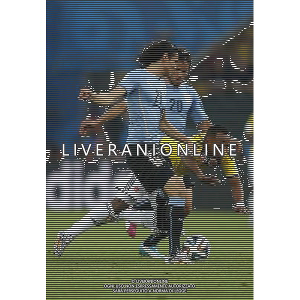 (140628) -- RIO DE JANEIRO, June 28, 2014 () -- Colombia\'s Juan Zuniga (C) falls down in a competition with Uruguay\'s Edinson Cavani (front) and Alvaro Gonzalez during a Round of 16 match between Colombia and Uruguay of 2014 FIFA World Cup at the Estadio do Maracana Stadium in Rio de Janeiro, Brazil, on June 28, 2014.(/Wang Lili)(pcy) ©PHOTOSHOT/Agenzia Aldo Liverani sas - ITALY ONLY - EDITORIAL USE ONLY - Uruguay vs Colombia Coppa del Mondo FIFA 2014 Estadio do Stadio Maracana\' di Rio de Janeiro, in Brasile, il 28 giugno 2014. La Colombia ha vinto per 2-0 contro l\'Uruguay e si qualifica per Quarti di finale