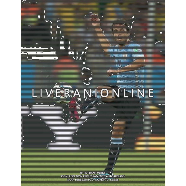 (140628) -- RIO DE JANEIRO, June 28, 2014 () -- Colombia\'s Alvaro Gonzalez passes the ball during a Round of 16 match between Colombia and Uruguay of 2014 FIFA World Cup at the Estadio do Maracana Stadium in Rio de Janeiro, Brazil, on June 28, 2014.(/Xu Zijian)(rh) ©PHOTOSHOT/Agenzia Aldo Liverani sas - ITALY ONLY - EDITORIAL USE ONLY - Uruguay vs Colombia Coppa del Mondo FIFA 2014 Estadio do Stadio Maracana\' di Rio de Janeiro, in Brasile, il 28 giugno 2014. La Colombia ha vinto per 2-0 contro l\'Uruguay e si qualifica per Quarti di finale