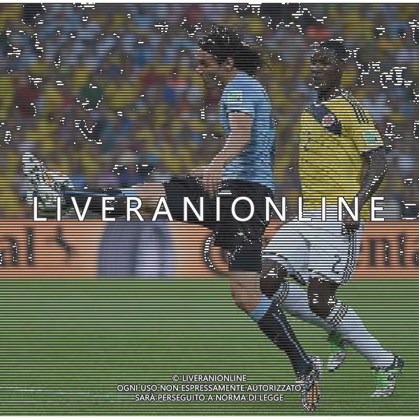 (140628) -- RIO DE JANEIRO, June 28, 2014 () -- Uruguay\'s Edinson Cavani shoots the ball during a Round of 16 match between Colombia and Uruguay of 2014 FIFA World Cup at the Estadio do Maracana Stadium in Rio de Janeiro, Brazil, on June 28, 2014.(/Wang Yuguo)(rh) ©PHOTOSHOT/Agenzia Aldo Liverani sas - ITALY ONLY - EDITORIAL USE ONLY - Uruguay vs Colombia Coppa del Mondo FIFA 2014 Estadio do Stadio Maracana\' di Rio de Janeiro, in Brasile, il 28 giugno 2014. La Colombia ha vinto per 2-0 contro l\'Uruguay e si qualifica per Quarti di finale