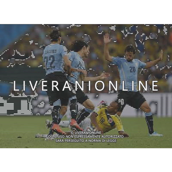 (140628) -- RIO DE JANEIRO, June 28, 2014 () -- Colombia\'s Juan Zuniga (3rd L) vies with Uruguay\'s Martin Caceres (1st L), Edinson Cavani (2nd L) and Alvaro Gonzalez (1st R) during a Round of 16 match between Colombia and Uruguay of 2014 FIFA World Cup at the Estadio do Maracana Stadium in Rio de Janeiro, Brazil, on June 28, 2014.(/Wang Lili)(pcy) ©PHOTOSHOT/Agenzia Aldo Liverani sas - ITALY ONLY - EDITORIAL USE ONLY - Uruguay vs Colombia Coppa del Mondo FIFA 2014 Estadio do Stadio Maracana\' di Rio de Janeiro, in Brasile, il 28 giugno 2014. La Colombia ha vinto per 2-0 contro l\'Uruguay e si qualifica per Quarti di finale