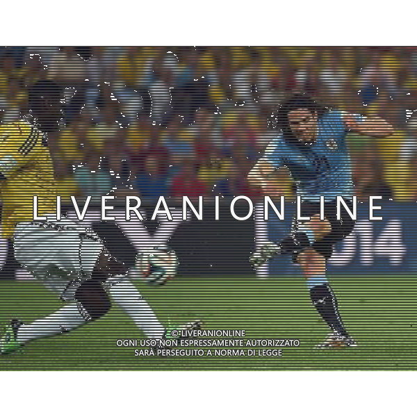 (140628) -- RIO DE JANEIRO, June 28, 2014 () -- Uruguay\'s Edinson Cavani (R) shoots the ball during a Round of 16 match between Colombia and Uruguay of 2014 FIFA World Cup at the Estadio do Maracana Stadium in Rio de Janeiro, Brazil, on June 28, 2014.(/Wang Yuguo)(rh) ©PHOTOSHOT/Agenzia Aldo Liverani sas - ITALY ONLY - EDITORIAL USE ONLY - Uruguay vs Colombia Coppa del Mondo FIFA 2014 Estadio do Stadio Maracana\' di Rio de Janeiro, in Brasile, il 28 giugno 2014. La Colombia ha vinto per 2-0 contro l\'Uruguay e si qualifica per Quarti di finale