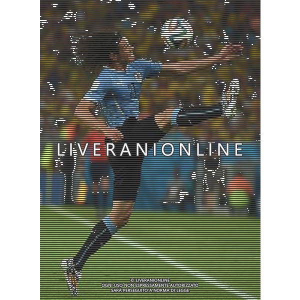 (140628) -- RIO DE JANEIRO, June 28, 2014 () -- Uruguay\'s Edinson Cavani vies for the ball during a Round of 16 match between Colombia and Uruguay of 2014 FIFA World Cup at the Estadio do Maracana Stadium in Rio de Janeiro, Brazil, on June 28, 2014.(/Wang Yuguo)(rh) ©PHOTOSHOT/Agenzia Aldo Liverani sas - ITALY ONLY - EDITORIAL USE ONLY - Uruguay vs Colombia Coppa del Mondo FIFA 2014 Estadio do Stadio Maracana\' di Rio de Janeiro, in Brasile, il 28 giugno 2014. La Colombia ha vinto per 2-0 contro l\'Uruguay e si qualifica per Quarti di finale