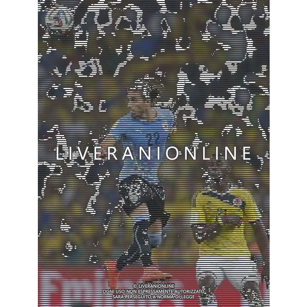 (140628) -- RIO DE JANEIRO, June 28, 2014 () -- Uruguay\'s Martin Caceres (L) heads the ball during a Round of 16 match between Colombia and Uruguay of 2014 FIFA World Cup at the Estadio do Maracana Stadium in Rio de Janeiro, Brazil, on June 28, 2014.(/Wang Lili)(pcy) ©PHOTOSHOT/Agenzia Aldo Liverani sas - ITALY ONLY - EDITORIAL USE ONLY - Uruguay vs Colombia Coppa del Mondo FIFA 2014 Estadio do Stadio Maracana\' di Rio de Janeiro, in Brasile, il 28 giugno 2014. La Colombia ha vinto per 2-0 contro l\'Uruguay e si qualifica per Quarti di finale