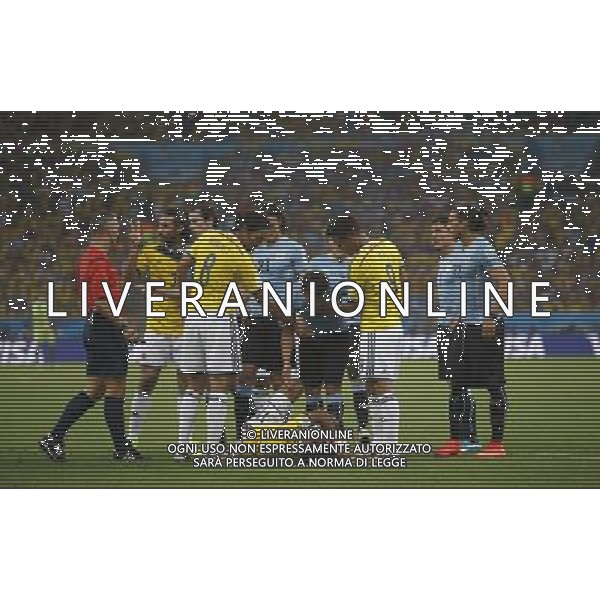 (140628) -- RIO DE JANEIRO, June 28, 2014 () -- Colombia\'s Mario Yepes (2nd L) argues with Netherlands\' referee Bjorn Kuipers (1st L) as Colombia\'s Juan Guillermo Cuadrado (bottom) lies on the field during a Round of 16 match between Colombia and Uruguay of 2014 FIFA World Cup at the Estadio do Maracana Stadium in Rio de Janeiro, Brazil, on June 28, 2014.(/Wang Lili)(pcy) ©PHOTOSHOT/Agenzia Aldo Liverani sas - ITALY ONLY - EDITORIAL USE ONLY - Uruguay vs Colombia Coppa del Mondo FIFA 2014 Estadio do Stadio Maracana\' di Rio de Janeiro, in Brasile, il 28 giugno 2014. La Colombia ha vinto per 2-0 contro l\'Uruguay e si qualifica per Quarti di finale