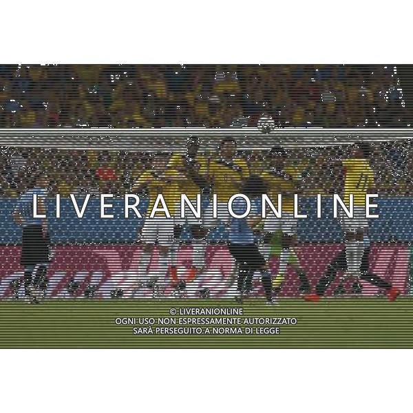 (140628) -- RIO DE JANEIRO, June 28, 2014 () -- Colombia\'s players defends against a free kick by Uruguay\'s Edinson Cavani during a Round of 16 match between Colombia and Uruguay of 2014 FIFA World Cup at the Estadio do Maracana Stadium in Rio de Janeiro, Brazil, on June 28, 2014.(/Wang Lili)(pcy) ©PHOTOSHOT/Agenzia Aldo Liverani sas - ITALY ONLY - EDITORIAL USE ONLY - Uruguay vs Colombia Coppa del Mondo FIFA 2014 Estadio do Stadio Maracana\' di Rio de Janeiro, in Brasile, il 28 giugno 2014. La Colombia ha vinto per 2-0 contro l\'Uruguay e si qualifica per Quarti di finale