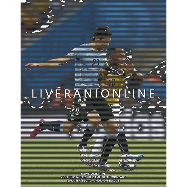 (140628) -- RIO DE JANEIRO, June 28, 2014 () -- Colombia\'s Juan Zuniga (R) vies with Uruguay\'s Edinson Cavani during a Round of 16 match between Colombia and Uruguay of 2014 FIFA World Cup at the Estadio do Maracana Stadium in Rio de Janeiro, Brazil, on June 28, 2014.(/Wang Lili)(pcy) ©PHOTOSHOT/Agenzia Aldo Liverani sas - ITALY ONLY - EDITORIAL USE ONLY - Uruguay vs Colombia Coppa del Mondo FIFA 2014 Estadio do Stadio Maracana\' di Rio de Janeiro, in Brasile, il 28 giugno 2014. La Colombia ha vinto per 2-0 contro l\'Uruguay e si qualifica per Quarti di finale