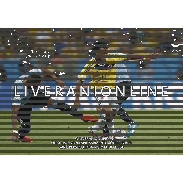 (140628) -- RIO DE JANEIRO, June 28, 2014 () -- Colombia\'s Juan Guillermo Cuadrado (front) breaks through during a Round of 16 match between Colombia and Uruguay of 2014 FIFA World Cup at the Estadio do Maracana Stadium in Rio de Janeiro, Brazil, on June 28, 2014.(/Wang Lili)(pcy) ©PHOTOSHOT/Agenzia Aldo Liverani sas - ITALY ONLY - EDITORIAL USE ONLY - Uruguay vs Colombia Coppa del Mondo FIFA 2014 Estadio do Stadio Maracana\' di Rio de Janeiro, in Brasile, il 28 giugno 2014. La Colombia ha vinto per 2-0 contro l\'Uruguay e si qualifica per Quarti di finale