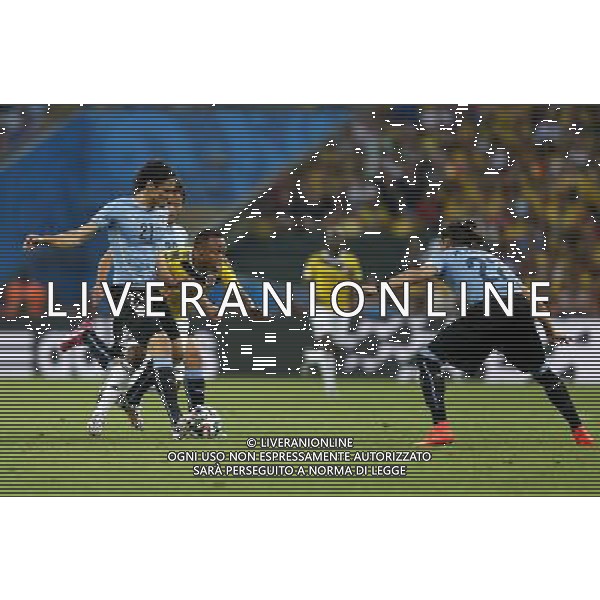 (140628) -- RIO DE JANEIRO, June 28, 2014 () -- Colombia\'s Juan Zuniga (2nd L, front) vies with Uruguay\'s Edinson Cavani (1st L, front) during a Round of 16 match between Colombia and Uruguay of 2014 FIFA World Cup at the Estadio do Maracana Stadium in Rio de Janeiro, Brazil, on June 28, 2014.(/Wang Lili)(pcy) ©PHOTOSHOT/Agenzia Aldo Liverani sas - ITALY ONLY - EDITORIAL USE ONLY - Uruguay vs Colombia Coppa del Mondo FIFA 2014 Estadio do Stadio Maracana\' di Rio de Janeiro, in Brasile, il 28 giugno 2014. La Colombia ha vinto per 2-0 contro l\'Uruguay e si qualifica per Quarti di finale