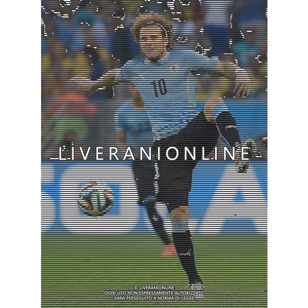(140628) -- RIO DE JANEIRO, June 28, 2014 () -- Uruguay\'s Diego Forlan vies for the ball during a Round of 16 match between Colombia and Uruguay of 2014 FIFA World Cup at the Estadio do Maracana Stadium in Rio de Janeiro, Brazil, on June 28, 2014.(/Wang Yuguo)(rh) ©PHOTOSHOT/Agenzia Aldo Liverani sas - ITALY ONLY - EDITORIAL USE ONLY - Uruguay vs Colombia Coppa del Mondo FIFA 2014 Estadio do Stadio Maracana\' di Rio de Janeiro, in Brasile, il 28 giugno 2014. La Colombia ha vinto per 2-0 contro l\'Uruguay e si qualifica per Quarti di finale