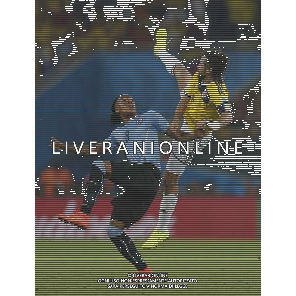 (140628) -- RIO DE JANEIRO, June 28, 2014 () -- Colombia\'s Mario Yepes (R) vies with Uruguay\'s Abel Hernandez during a Round of 16 match between Colombia and Uruguay of 2014 FIFA World Cup at the Estadio do Maracana Stadium in Rio de Janeiro, Brazil, on June 28, 2014. Colombia won 2-0 over Uruguay and qualified for Quarter-finals on Saturday.(/Wang Lili)(pcy) AG ALDO LIVERANI SAS ONLY ITALY