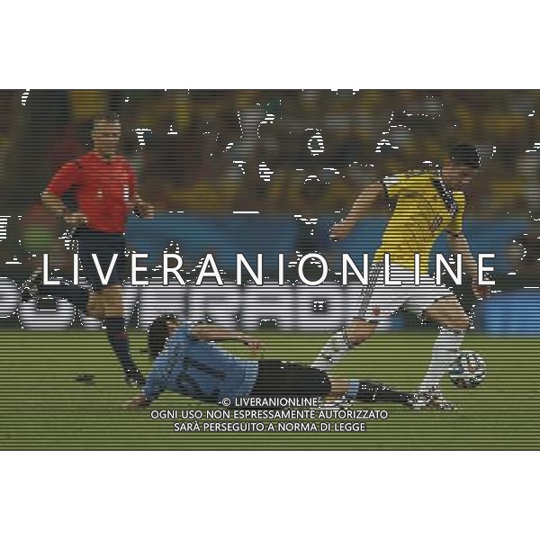 (140628) -- RIO DE JANEIRO, June 28, 2014 () -- Uruguay\'s Edinson Cavani (L) vies with Colombia\'s James Rodriguez during a Round of 16 match between Colombia and Uruguay of 2014 FIFA World Cup at the Estadio do Maracana Stadium in Rio de Janeiro, Brazil, on June 28, 2014.(/Wang Lili)(pcy) AG ALDO LIVERANI SAS ONLY ITALY