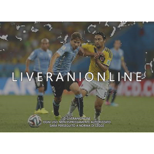 (140628) -- RIO DE JANEIRO, June 28, 2014 () -- Uruguay\'s Gaston Ramirez (L, front) vies with Colombia\'s Abel Aguilar during a Round of 16 match between Colombia and Uruguay of 2014 FIFA World Cup at the Estadio do Maracana Stadium in Rio de Janeiro, Brazil, on June 28, 2014.(/Wang Lili)(pcy) AG ALDO LIVERANI SAS ONLY ITALY