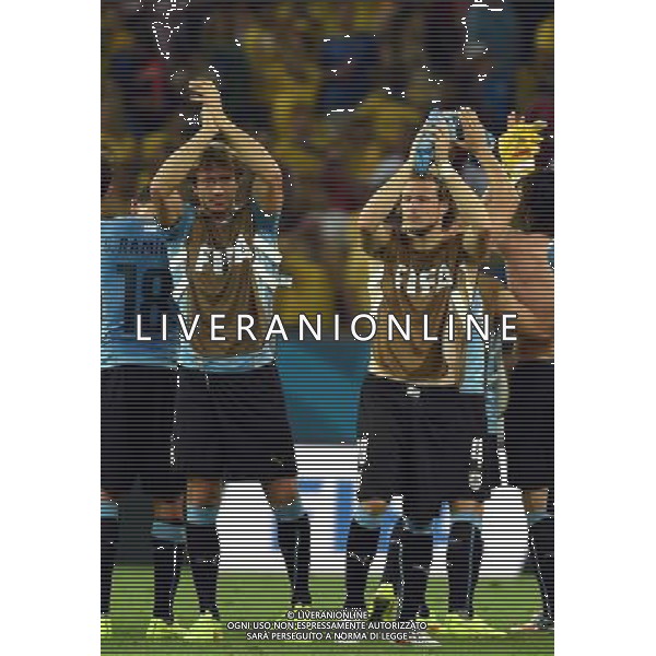 (140628) -- RIO DE JANEIRO, June 28, 2014 () -- Uruguay\'s players greet the fans after a Round of 16 match between Colombia and Uruguay of 2014 FIFA World Cup at the Estadio do Maracana Stadium in Rio de Janeiro, Brazil, on June 28, 2014. Colombia won 2-0 over Uruguay on Saturday. (/Wang Yuguo)(rh) AG ALDO LIVERANI SAS ONLY ITALY