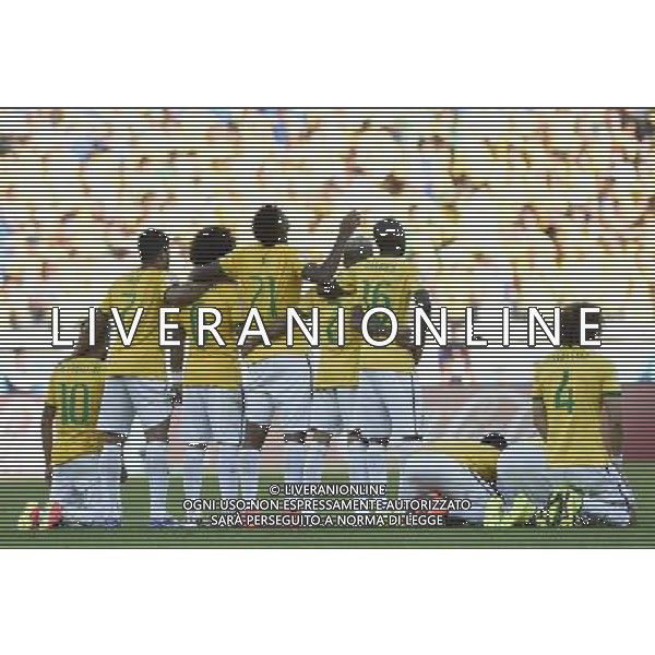 (140628) -- BELO HORIZONTE, June 28, 2014 () -- Brazil\'s players look on at the center circle during the penalty shoot-out of a Round of 16 match between Brazil and Chile of 2014 FIFA World Cup at the Estadio Mineirao Stadium in Belo Horizonte, Brazil, on June 28, 2014. Brazil won 4-3 (3-2 in penalties) over Chile and qualified for Quarter-finals on Saturday. (/Qi Heng)(pcy) AG ALDO LIVERANI SAS ONLY ITALY