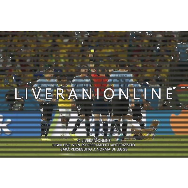 (140628) -- RIO DE JANEIRO, June 28, 2014 () -- Netherlands\' referee Bjorn Kuipers shows a yellow card to Uruguay\'s Jose Maria Gimenez (3rd L) during a Round of 16 match between Colombia and Uruguay of 2014 FIFA World Cup at the Estadio do Maracana Stadium in Rio de Janeiro, Brazil, on June 28, 2014. Colombia won 2-0 over Uruguay and qualified for Quarter-finals on Saturday.(/Wang Lili)(pcy) AG ALDO LIVERANI SAS ONLY ITALY