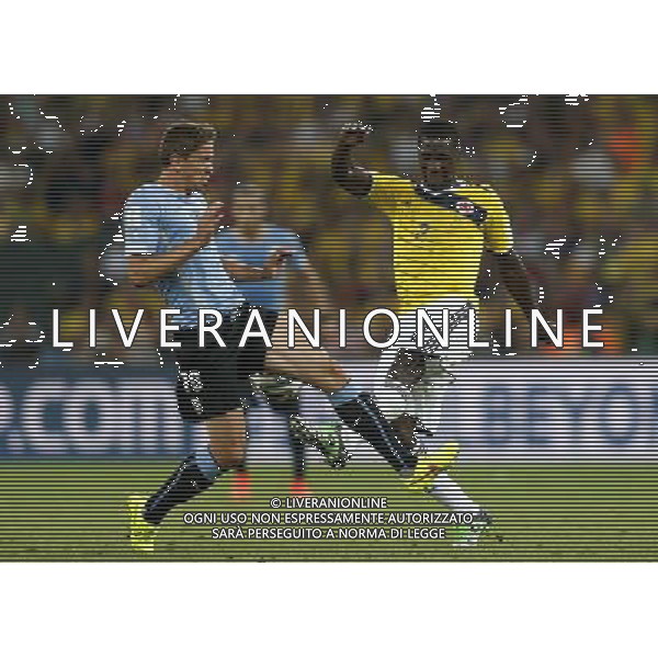 (140628) -- RIO DE JANEIRO, June 28, 2014 () -- Uruguay\'s Diego Forlan (L, front) vies with Colombia\'s Cristian Zapata during a Round of 16 match between Colombia and Uruguay of 2014 FIFA World Cup at the Estadio do Maracana Stadium in Rio de Janeiro, Brazil, on June 28, 2014. Colombia won 2-0 over Uruguay and qualified for Quarter-finals on Saturday.(/Wang Lili)(pcy) AG ALDO LIVERANI SAS ONLY ITALY