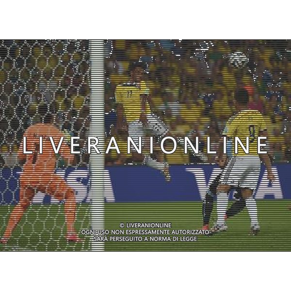 (140628) -- RIO DE JANEIRO, June 28, 2014 () -- Colombia\'s Juan Guillermo Cuadrado (2nd L) jumps for the ball during a Round of 16 match between Colombia and Uruguay of 2014 FIFA World Cup at the Estadio do Maracana Stadium in Rio de Janeiro, Brazil, on June 28, 2014. Colombia won 2-0 over Uruguay on Saturday. (/Wang Yuguo)(rh) AG ALDO LIVERANI SAS ONLY ITALY