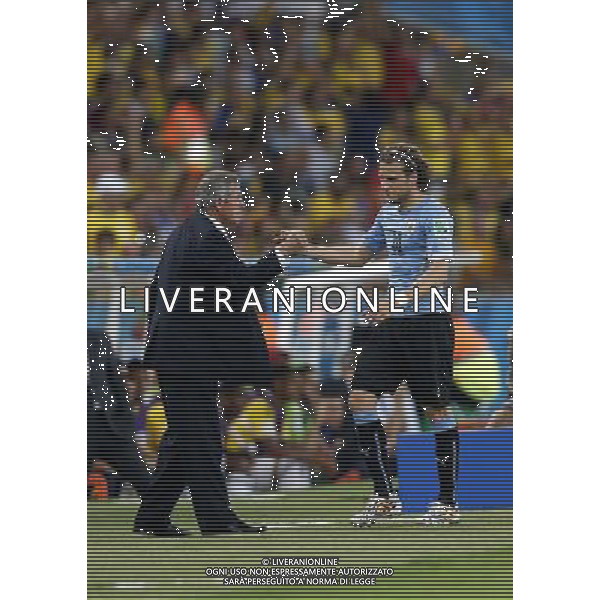 (140628) -- RIO DE JANEIRO, June 28, 2014 () -- Uruguay\'s coach Oscar Washington Tabarez (L) shakes hands with replaced Diego Forlan during a Round of 16 match between Colombia and Uruguay of 2014 FIFA World Cup at the Estadio do Maracana Stadium in Rio de Janeiro, Brazil, on June 28, 2014. Colombia won 2-0 over Uruguay and qualified for Quarter-finals on Saturday.(/Wang Lili)(pcy) AG ALDO LIVERANI SAS ONLY ITALY