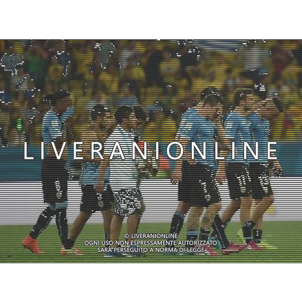(140628) -- RIO DE JANEIRO, June 28, 2014 () -- Uruguay\'s players leave the field after a Round of 16 match between Colombia and Uruguay of 2014 FIFA World Cup at the Estadio do Maracana Stadium in Rio de Janeiro, Brazil, on June 28, 2014. Colombia won 2-0 over Uruguay on Saturday. (/Wang Yuguo)(rh) AG ALDO LIVERANI SAS ONLY ITALY