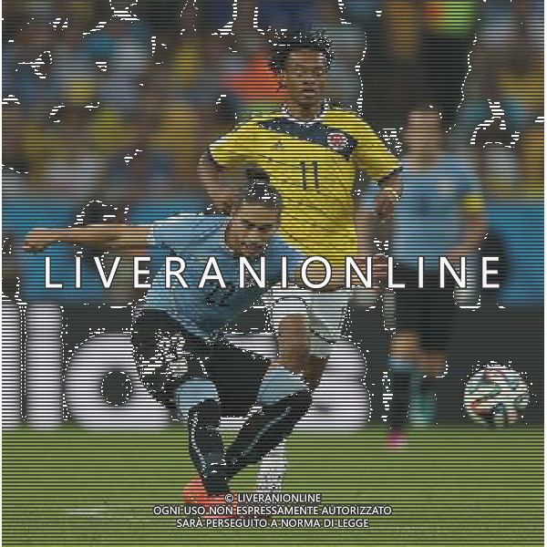 (140628) -- RIO DE JANEIRO, June 28, 2014 () -- Colombia\'s Juan Guillermo Cuadrado vies with Uruguay\'s Martin Caceres during a Round of 16 match between Colombia and Uruguay of 2014 FIFA World Cup at the Estadio do Maracana Stadium in Rio de Janeiro, Brazil, on June 28, 2014.(/Xu Zijian)(rh) AG ALDO LIVERANI SAS ONLY ITALY