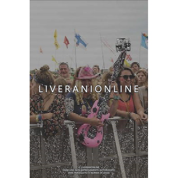 Pilton, UK, 29/06/2014 : Performances at Glastonbury Festival . Dolly Parton plays. Crowd and atmosphere. AG ALDO LIVERANI SAS ONLY ITALY