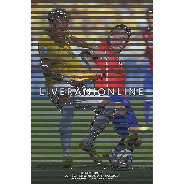 (140628) -- BELO HORIZONTE, June 28, 2014 () -- Brazil\'s Neymar (L) vies with Chile\'s Gary Medel during a Round of 16 match between Brazil and Chile of 2014 FIFA World Cup at the Estadio Mineirao Stadium in Belo Horizonte, Brazil, on June 28, 2014. Brazil won 4-3 (3-2 in penalties) over Chile and qualified for Quarter-finals on Saturday. (/Qi Heng)(pcy) ©PHOTOSHOT/Agenzia Aldo Liverani sas - ITALY ONLY - EDITORIAL USE ONLY - Brasile Vs Cile Coppa del Mondo di calcio Fifa 2014 28 giugno 2014. Brasile ha vinto 4-3 (3-2 ai calci di rigore) e si qualifica per Quarti di finale