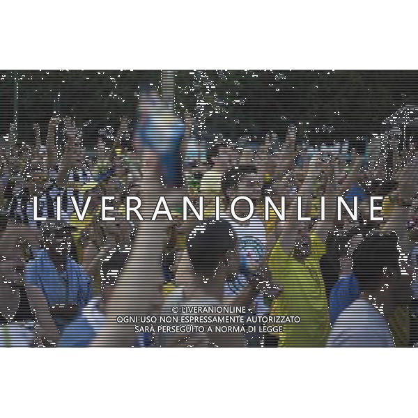 (140628) -- RIO DE JANEIRO, June 28, 2014 () -- Supporters of Brazil celebrate after watching a televised Round of 16 match between Brazil and Chile of 2014 FIFA World Cup at Copacabana beach in Belo Horizonte, Brazil, on June 28, 2014. Brazil won 4-3 (3-2 in penalties) over Chile and qualified for Quarter-finals on Saturday. (/Guillermo Arias)(pcy) ©PHOTOSHOT/Agenzia Aldo Liverani sas - ITALY ONLY - EDITORIAL USE ONLY - Brasile Vs Cile Coppa del Mondo di calcio Fifa 2014 28 giugno 2014. Brasile ha vinto 4-3 (3-2 ai calci di rigore) e si qualifica per Quarti di finale