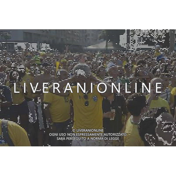 (140628) -- RIO DE JANEIRO, June 28, 2014 () -- Supporters of Brazil react while watching a televised Round of 16 match between Brazil and Chile of 2014 FIFA World Cup at Copacabana beach in Belo Horizonte, Brazil, on June 28, 2014. Brazil won 4-3 (3-2 in penalties) over Chile and qualified for Quarter-finals on Saturday. (/Guillermo Arias)(pcy) ©PHOTOSHOT/Agenzia Aldo Liverani sas - ITALY ONLY - EDITORIAL USE ONLY - Brasile Vs Cile Coppa del Mondo di calcio Fifa 2014 28 giugno 2014. Brasile ha vinto 4-3 (3-2 ai calci di rigore) e si qualifica per Quarti di finale