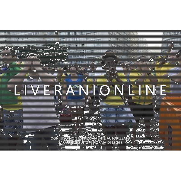 (140628) -- RIO DE JANEIRO, June 28, 2014 () -- Supporters of Brazil react while watching a televised Round of 16 match between Brazil and Chile of 2014 FIFA World Cup at Copacabana beach in Belo Horizonte, Brazil, on June 28, 2014. Brazil won 4-3 (3-2 in penalties) over Chile and qualified for Quarter-finals on Saturday. (/Guillermo Arias)(pcy) ©PHOTOSHOT/Agenzia Aldo Liverani sas - ITALY ONLY - EDITORIAL USE ONLY - Brasile Vs Cile Coppa del Mondo di calcio Fifa 2014 28 giugno 2014. Brasile ha vinto 4-3 (3-2 ai calci di rigore) e si qualifica per Quarti di finale