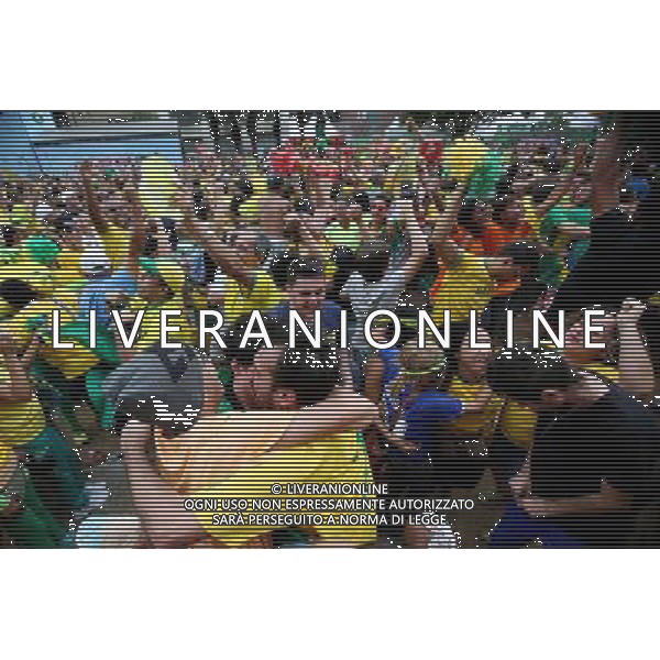 (140628) -- SAO PAULO, June 28, 2014 () -- Supporters of Brazil celebrate after watching a televised Round of 16 match between Brazil and Chile of 2014 FIFA World Cup in Sao Paulo, Brazil, on June 28, 2014. Brazil won 4-3 (3-2 in penalties) over Chile and qualified for Quarter-finals on Saturday. (/Rahel Patrasso)(pcy) ©PHOTOSHOT/Agenzia Aldo Liverani sas - ITALY ONLY - EDITORIAL USE ONLY - Brasile Vs Cile Coppa del Mondo di calcio Fifa 2014 28 giugno 2014. Brasile ha vinto 4-3 (3-2 ai calci di rigore) e si qualifica per Quarti di finale