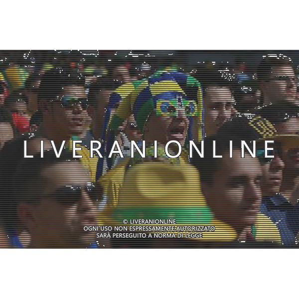 (140628) -- SAO PAULO, June 28, 2014 () -- Supporters of Brazil react while watching a televised Round of 16 match between Brazil and Chile of 2014 FIFA World Cup in Sao Paulo, Brazil, on June 28, 2014. Brazil won 4-3 (3-2 in penalties) over Chile and qualified for Quarter-finals on Saturday. (/Rahel Patrasso)(pcy) ©PHOTOSHOT/Agenzia Aldo Liverani sas - ITALY ONLY - EDITORIAL USE ONLY - Brasile Vs Cile Coppa del Mondo di calcio Fifa 2014 28 giugno 2014. Brasile ha vinto 4-3 (3-2 ai calci di rigore) e si qualifica per Quarti di finale