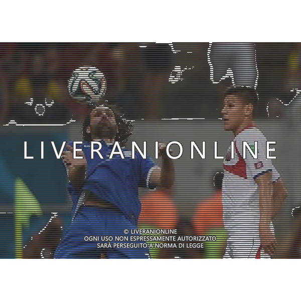 (140629) -- RECIFE, June 29, 2014 () -- Greece\'s Giorgios Samaras stops (L) the ball during a Round of 16 match between Costa Rica and Greece of 2014 FIFA World Cup at the Arena Pernambuco Stadium in Recife, Brazil, on June 29, 2014.(/Guo Yong)(rh) AG ALDO LIVERANI SAS ONLY ITALY
